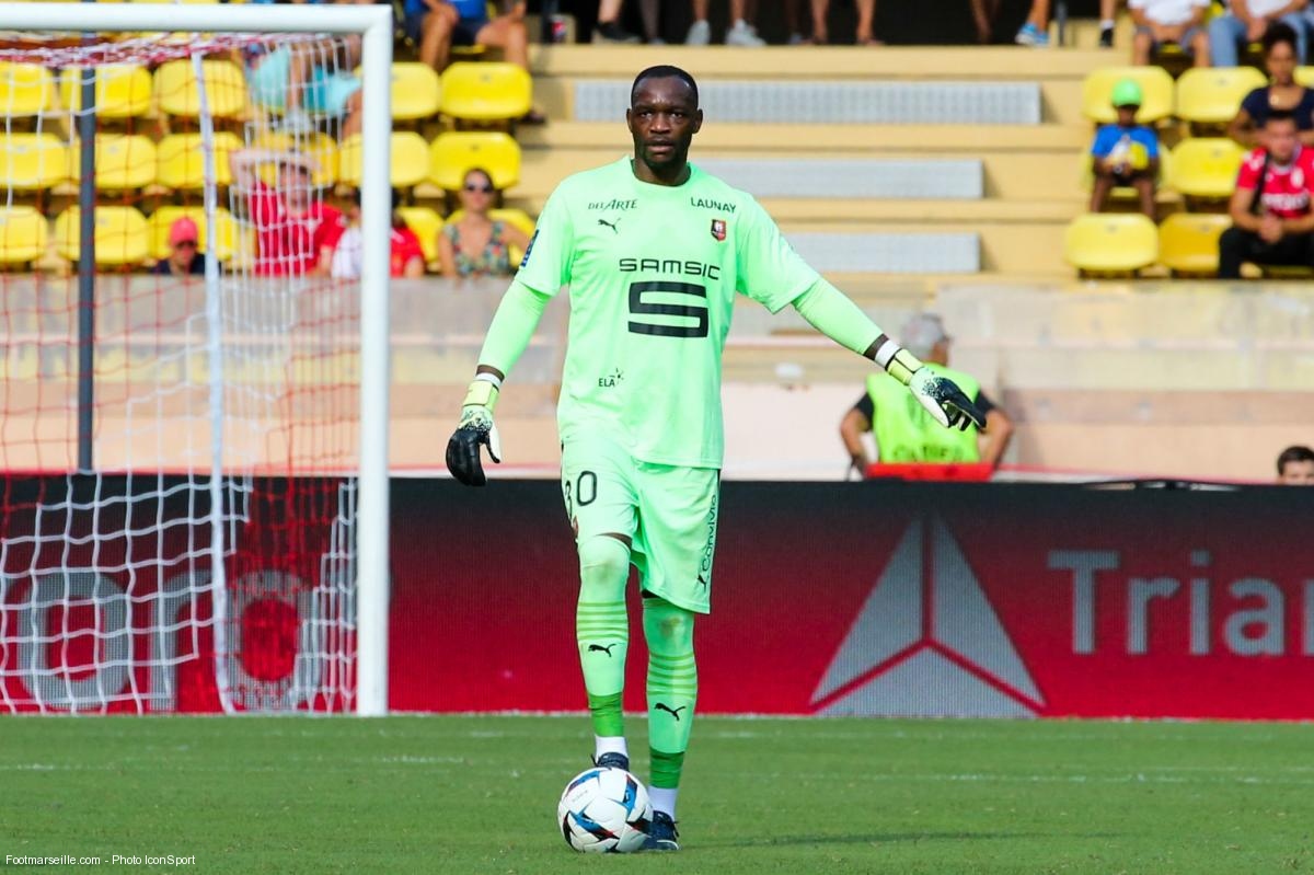 Hommage Émouvant à Steve Mandanda : Une Légende du Stade Vélodrome